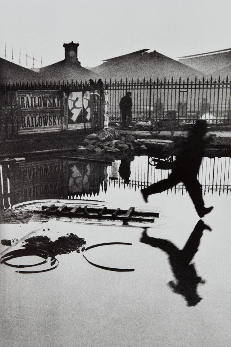 Derrière la Gare Saint-Lazare — Foto de Cartier Bresson (1932) um dos registros fotográficos mais famosos do mundo, a maneira que as formas geométricas dançam mesmo que paradas na fotografia, guiam o olhar por um ritmo bem particular daquele momento.