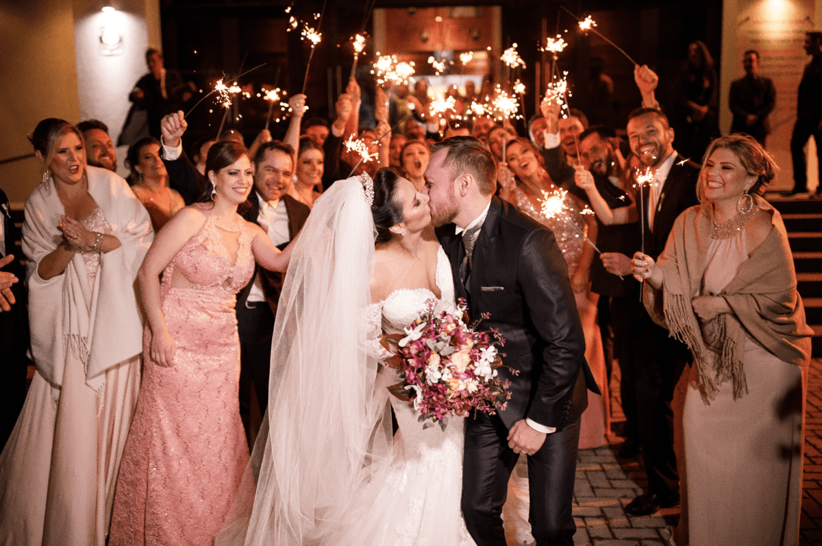 foto de casamento noivos se beijando em frente a igreja com madrinhas em tons nude por ale carnieri cobertura fotográfica de eventos