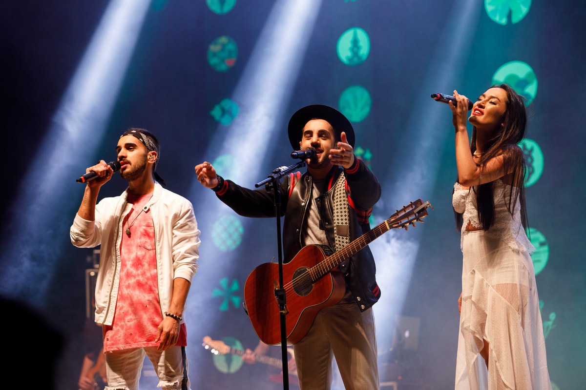 foto de show da banca melim cantores no palco domínio de luz em shows por ale carnieri cobertura fotográfica de eventos