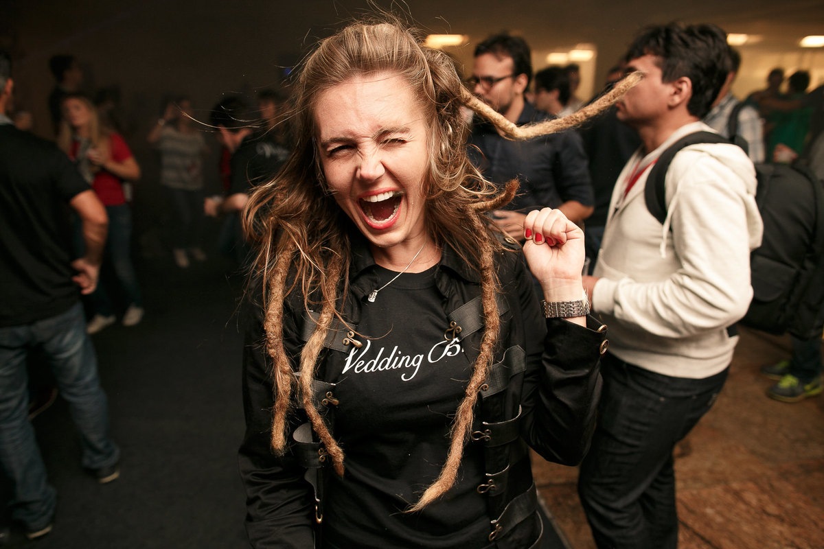 mulher com dreads sorrindo e vibrando em congresso wedding brasil daniele ebeling por ale carnieri cobertura fotográfica de eventos