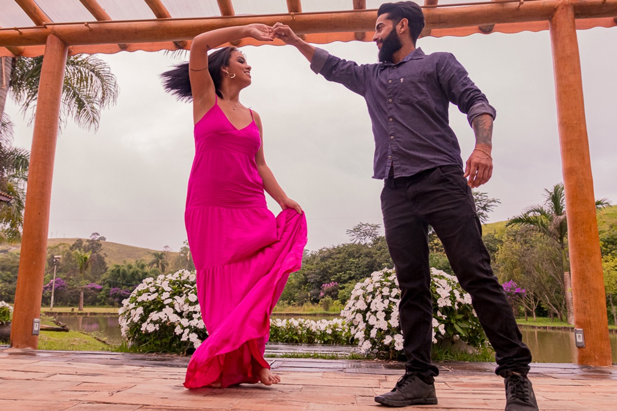 casal dancando espontaneamente