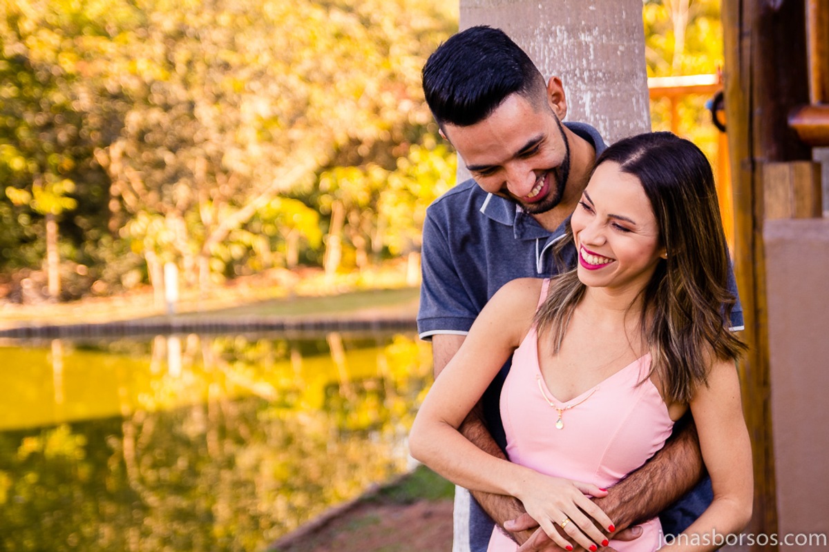 Casal pre wedding se abraçando