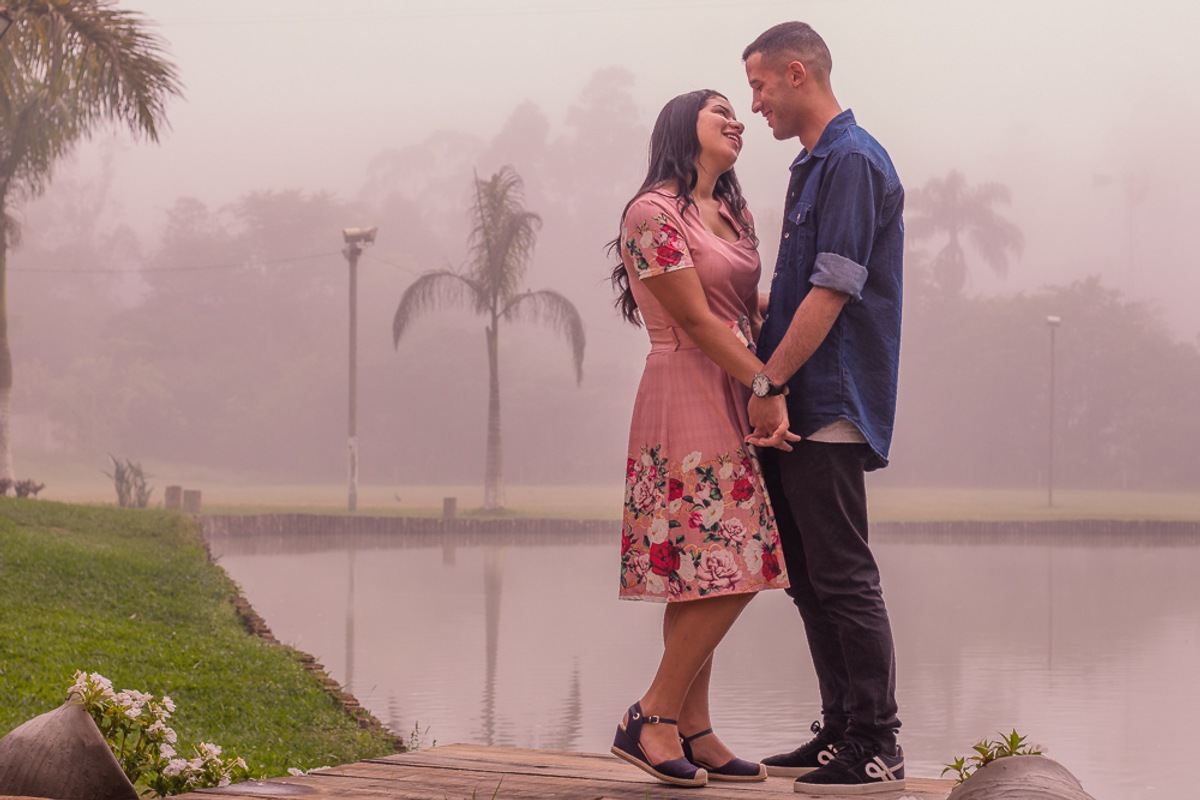 casal apaixonado na beira do lago