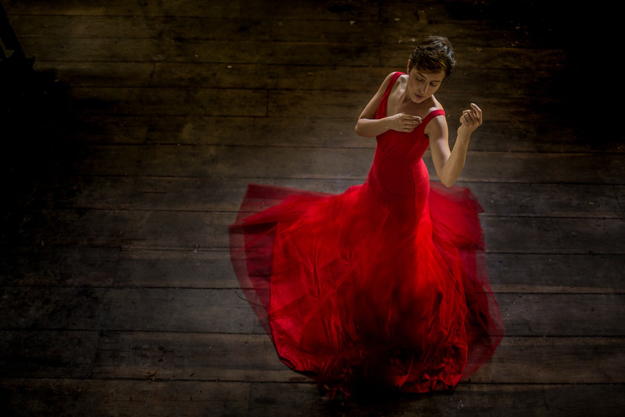 foto de cima pra baixo mostrando mulher jovem de vestido vermelho