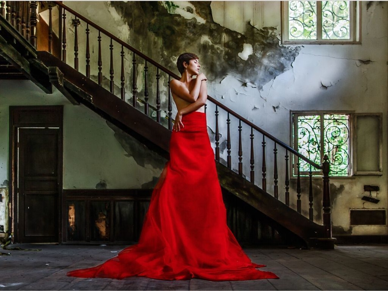 foto de mulher em cima de uma cadeira com vestido vermelho