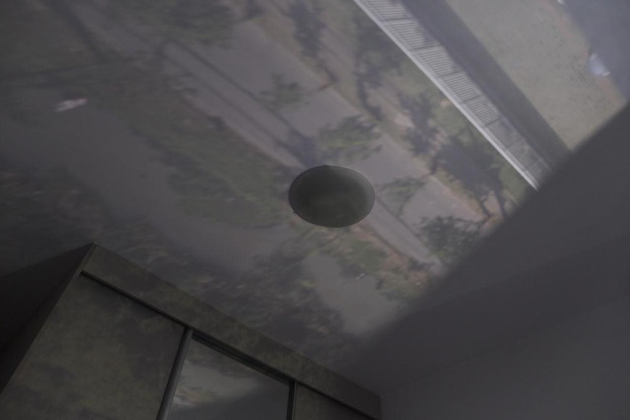imagem da rua refletida no teto do quarto