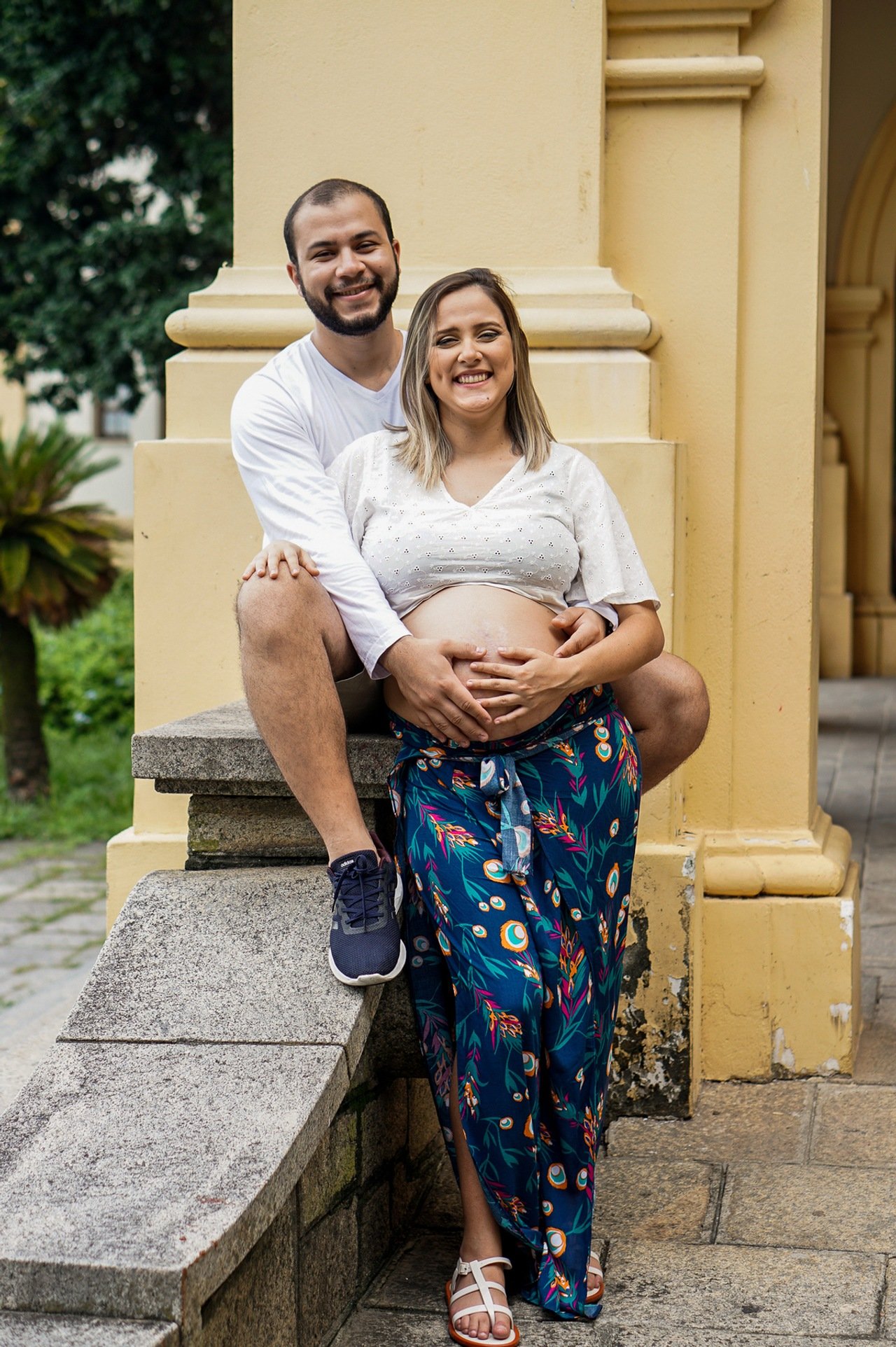 Pais com mão na barriga