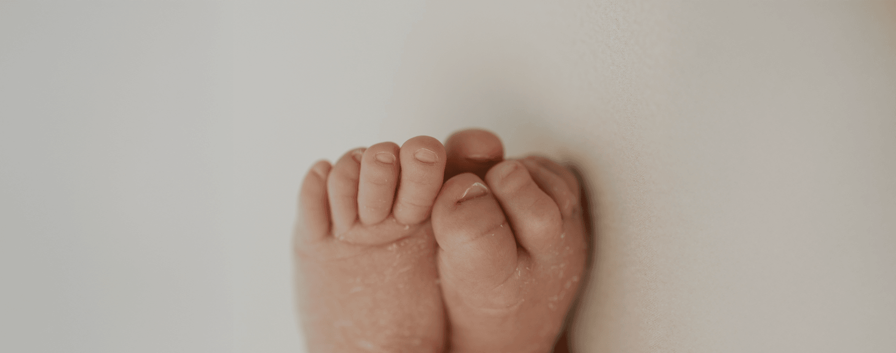 Pés de recém-nascido fotografados em ensaio newborn