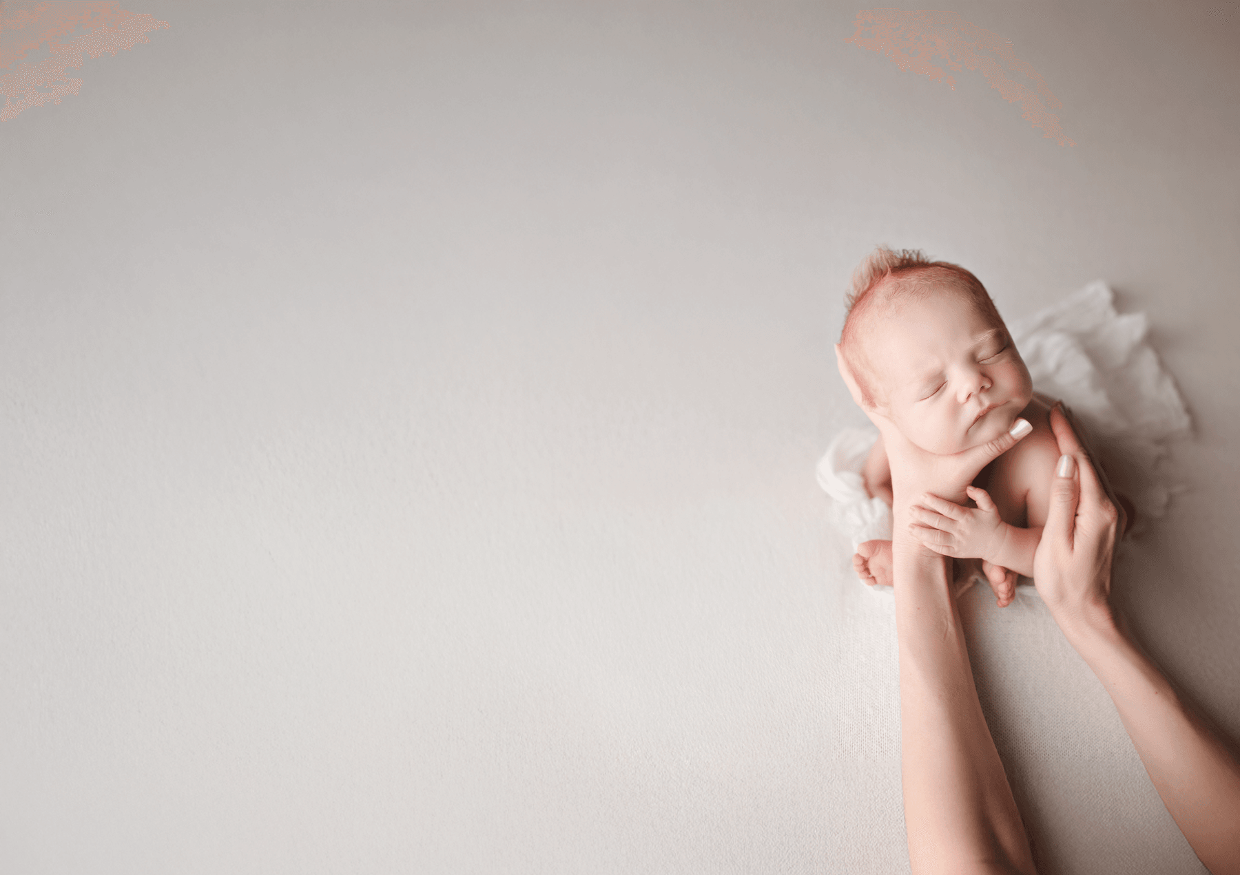 Recém-nascido dormindo apoiado nas mãos da fotógrafa durante o ensaio newborn