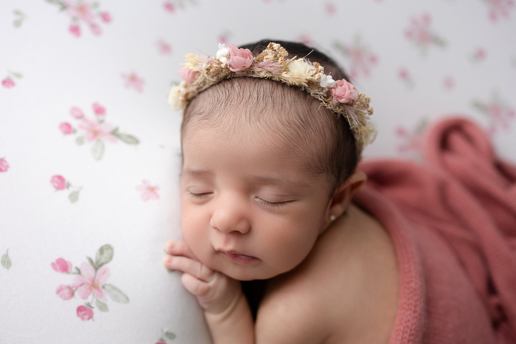 Recém-nascido dormindo durante o ensaio newborn