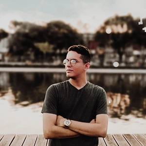 Sobre Adriano Analias