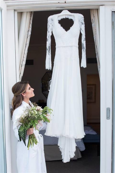 Noiva admirando vestido 
Mariana Kuenerz'