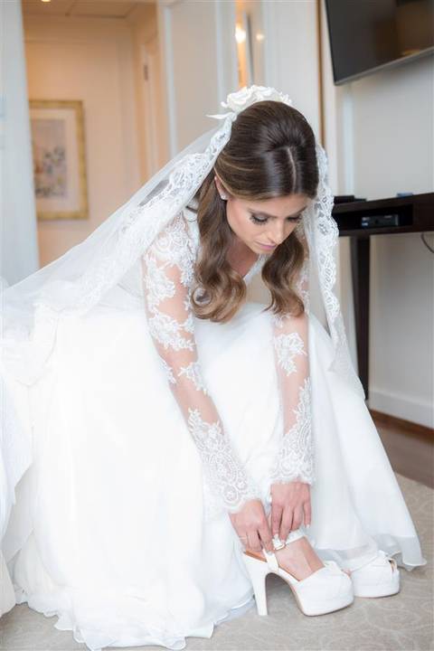 noiva colocando o sapato'