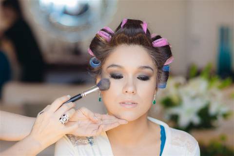 Últimos retoques na maquiagem.'