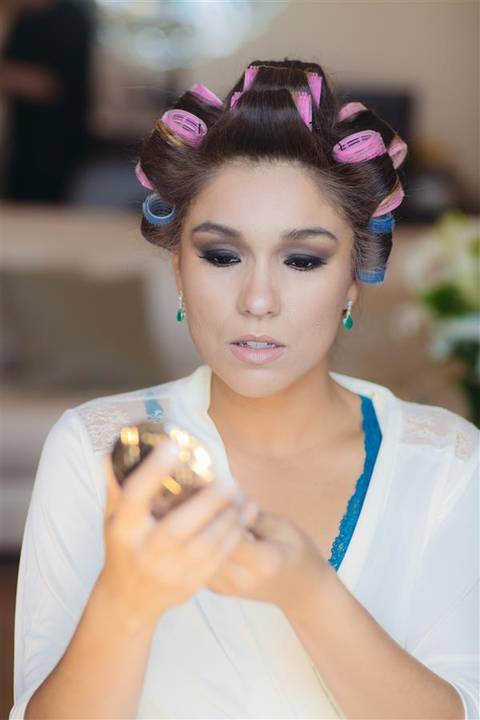 noiva finalizando a maquiagem com a ale grochko. Simplesmente linda'