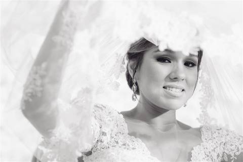 Vestido Carol Hungria noiva e seu véu.'