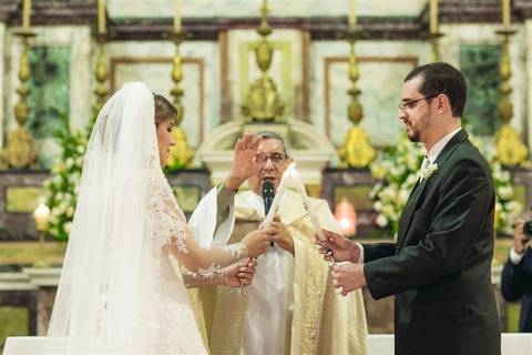 Vestido Carol Hungria
noivos no altar'