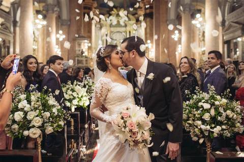 Vestido Carol Hungria
chuva de pétalas.'