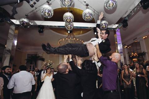 Vestido Carol Hungria
e joga o noivo para cima'