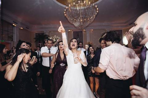 Vestido Carol Hungria
noiva animada na pista de dança'