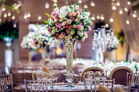 Foto: Paulo Lima | Decoração: Daniel Cruz
arranjo de centro de mesa com muita flor.'