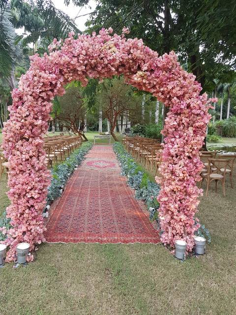 arco de bougainville para uma linda cerimônia'