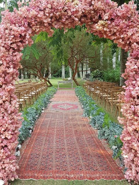 o que acha de caminhar no meio do verde? Linda cerimônia'