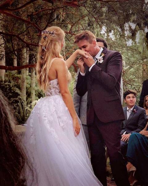 Um beijo na mão da noiva! Lindo os noivos apaixonados no altar'