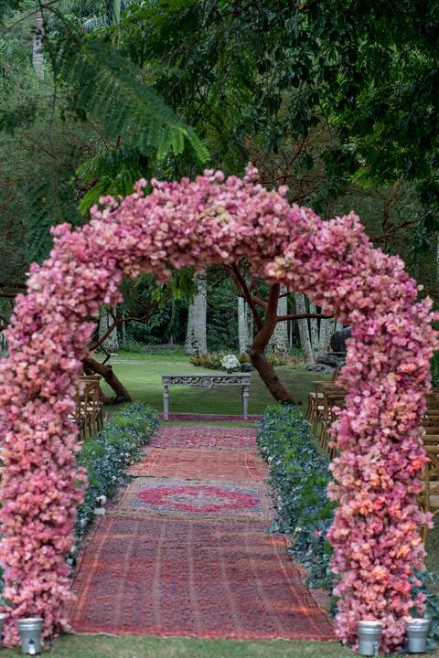 arco de flores de bougainville.'