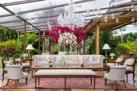 muito cristal e lustres.
Bougainville. Sofá e poltronas. Festah moveis. Lago Buriti '