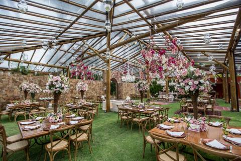 Muita madeira verde e rosa, foi as cores escolhidas pela noiva.'