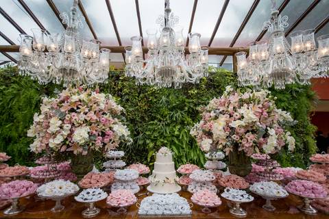 linda mesa de doces com muito doces. Daniel Cruz. Bolo Ana Salinas. Bandejas de prata e cristal.
O bolo da ana salinas'
