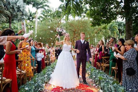 chuva de pétalas na saída do casal'