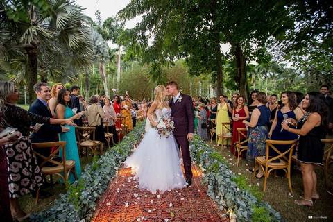 o beijo mais que especial  na saída dos noivos'