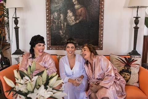 noiva e as madrinhas felizes'