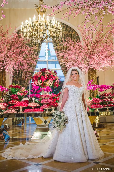Cerimonial: Vanessa Aune
Decoração: Daniel Cruz
Noiva na frente da mesa de doce
Local: Copacabana Palace'
