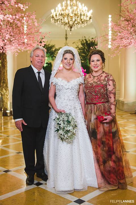 Noiva com os pais.
Vestido Stella Fisher'