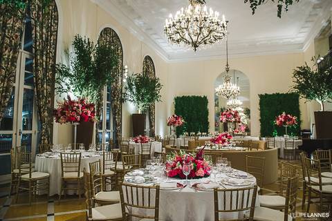 Cerimonial: Vanessa Aune
Decoração: Daniel Cruz
Veja a exuberância dos lustres!
Local: Copacabana Palace'