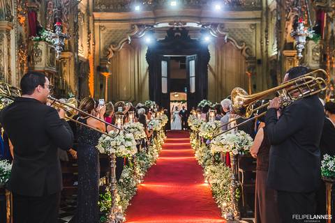 Cerimonial: Vanessa Aune
Orquestra: Delfim Moreira
Veja a noiva ao fundo, com a orquestra tocando.
Igreja: Monte do Carmo'