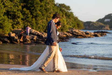 Casal passeando 
Insólito Búzios'