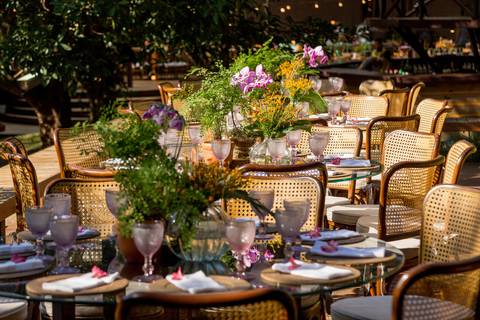 Decoração com arranjos baixos'