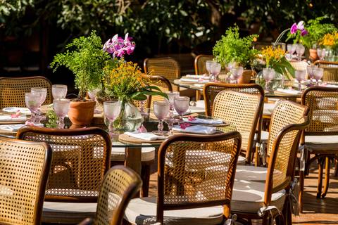 Arranjos baixos nas mesas'