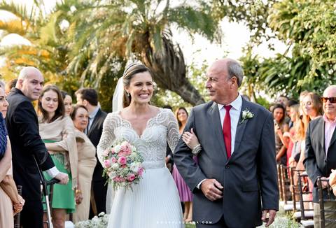 Noiva sorridente e muito feliz'