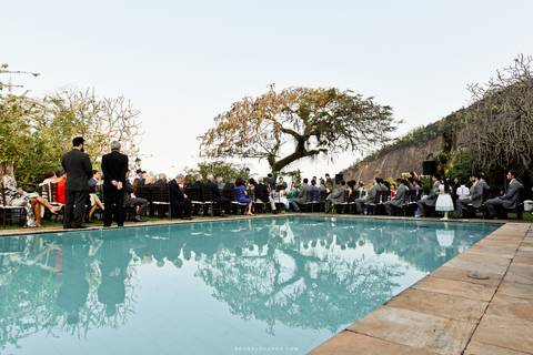 Solar real possui uma piscina na área da cerimônia.'