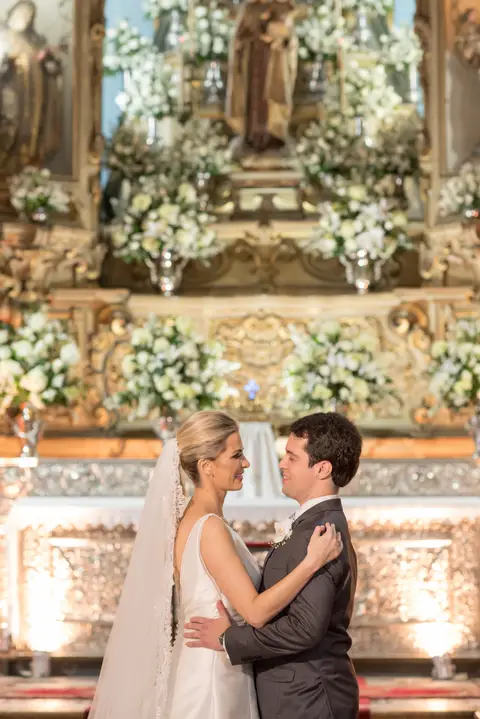 noivos no altar'