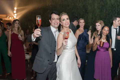 Noivos brindando com o drink da Drinkings'