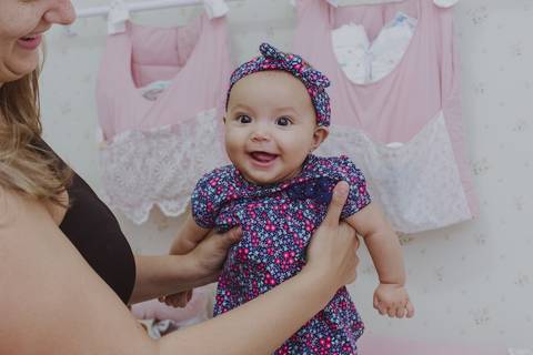 bebê sorrindo em ensaio de família em casa em ribeirão preto'