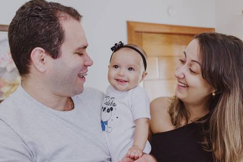 pai mãe e filha em ensaio de família em casa em ribeirão preto'