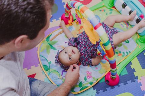 pai brincando com filha em ensaio de família em casa em ribeirão preto'