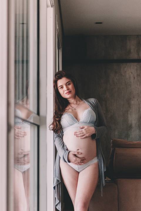 ensaio gestante na sala do apartamento'